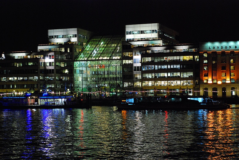 Laura i Astronom-2.JPG - Japiszony pracują, choć to piątek po 20-stej. A nawet jak nie pracują to jeszcze gorzej, marnotrawcy prądu jedni. :) (Zdjęcie: Laura i Astronom)